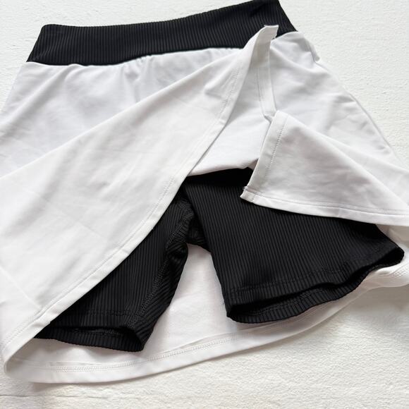Carbon38 Tennis Skirt in White & Black Built In Shorts, Size Small - Picture 3 of 6